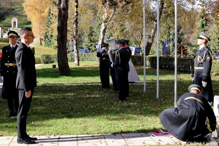 Ob 1. novembru smo se s polaganjem cvetja k osrednjim kamniškim spomenikom poklonili žrtvam vojn (31)